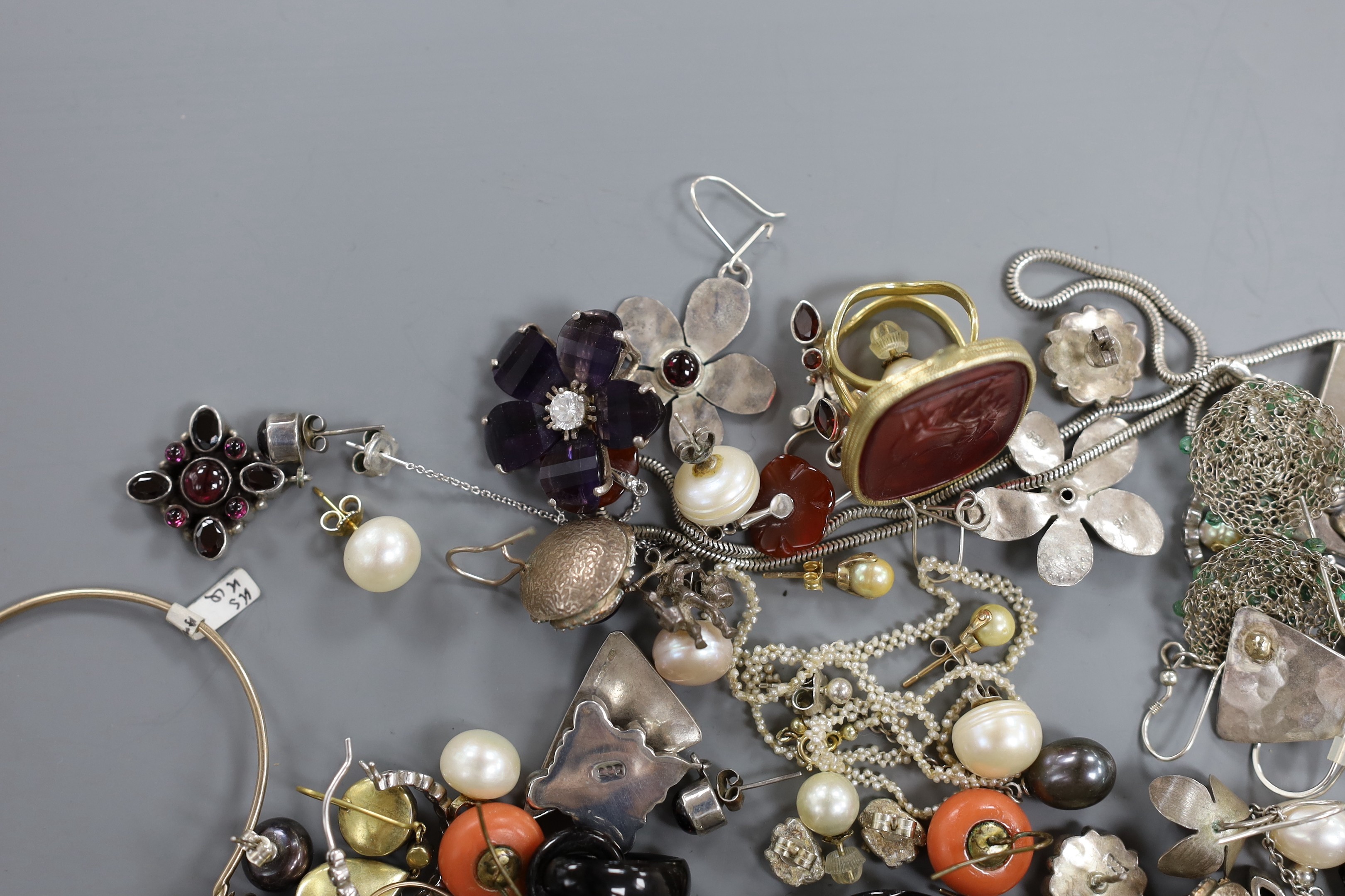 A quantity of mixed jewellery including a pair of 925 and garnet cluster earrings, a jet locket, charms, earrings etc.